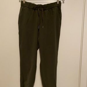 Lululemon “On the Fly” woven joggers, size 8